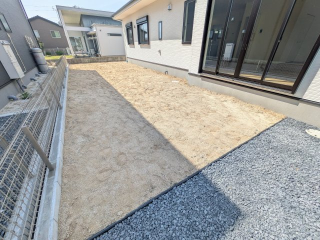 水戸市見川　2期　新築戸建ての庭|リビングに明るい光を届ける広々とした南庭。
お子様の遊び場やペットのスペースとしても最適です。
室内外で心地よい暮らしが叶います。