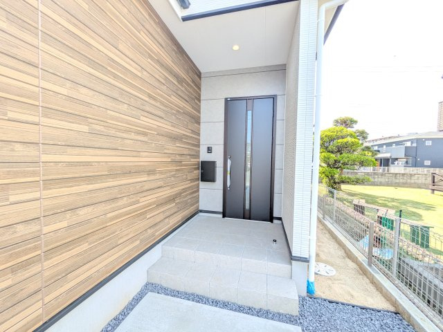 水戸市見川　2期　新築戸建ての玄関|お洒落な玄関ドアと洗練された外壁デザイン。家の顔にふさわしい上質な佇まいで、ご家族やお客様を迎えます。