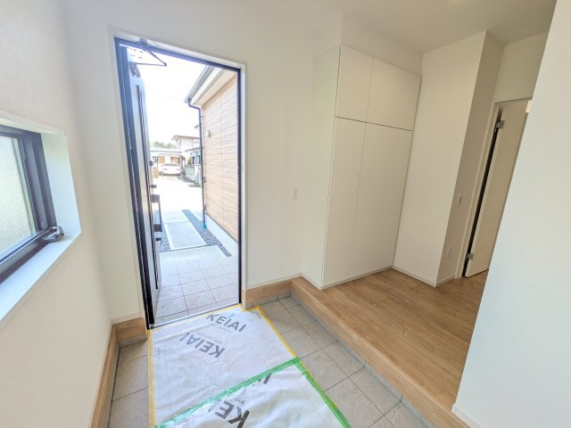 水戸市見川　2期　新築戸建ての玄関|家族全員の靴がスッキリ片付く大容量シューズボックス完備。
お客様を気持ちよく迎えられる、明るく清潔感あふれる玄関です。