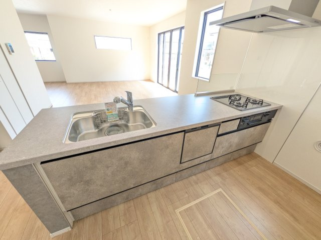 水戸市見川　2期　新築戸建てのキッチン|料理がもっと楽しくなる広々としたワークトップ。お手入れしやすい素材を採用し、日々の掃除もラクラクこなせます。