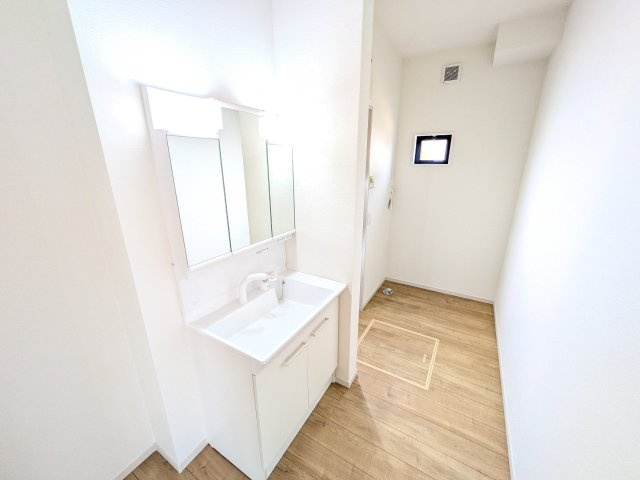 水戸市見川　2期　新築戸建ての独立洗面台|三面鏡の洗面化粧台はミラー扉の内側がすべて収納スペースになっており、収納力も魅力的です♪
ボックスティッシュも収納可能で、可変トレイは収納物に応じて高さ調整ができます！
取り外して洗えるので清潔です♪