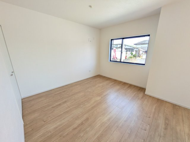 水戸市見川　2期　新築戸建ての洋室|リビングと繋がる多目的スペース。引き戸を開ければ広々LDK、閉じれば客間や書斎、お子様の遊び場に早変わりします。日当たりも良好です♪