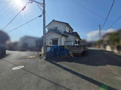 【開放感あふれる角地】高知市瀬戸2丁目　中古一戸建ての前面道路含む現地写真|開放感あふれる角地。プライバシーも確保しやすい立地です！
