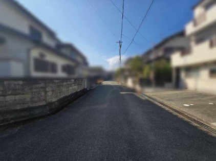 【開放感あふれる角地】高知市瀬戸2丁目　中古一戸建ての前面道路含む現地写真|前面道路は幅員にゆとりがあり、視界も良好で安心です◎