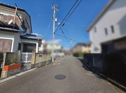 【開放感あふれる角地】高知市瀬戸2丁目　中古一戸建ての前面道路含む現地写真|交通量の少ない閑静な住宅街。小さなお子様にも安心の環境♪