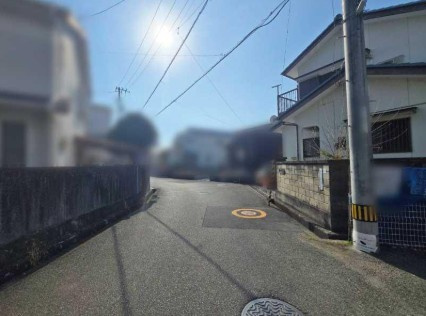 【開放感あふれる角地】高知市瀬戸2丁目　中古一戸建ての前面道路含む現地写真|陽光が降り注ぐ明るい街並み。空が広く感じられる住環境♪
