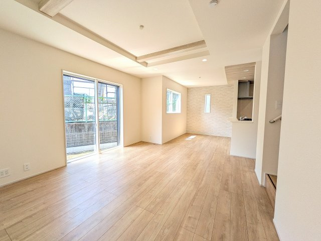 八王子市　石川町　新築一戸建ての居間・リビング|～19.0帖の明るいLDKで、家族団欒の時間をお過ごしいただけます～