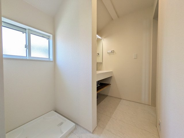 八王子市　石川町　新築一戸建ての脱衣所|～ゆとりある広さの脱衣所　窓付きで換気もしやすいです～