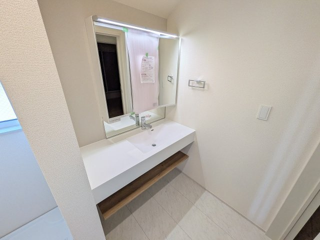 八王子市　石川町　新築一戸建ての独立洗面台|～ワイドカウンタ―付きの造作洗面台　並んで身支度が可能です～