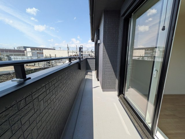 八王子市　石川町　新築一戸建てのバルコニー|～2階南向きのバルコニー　陽当たり良好、洗濯物がよく乾きそうです～