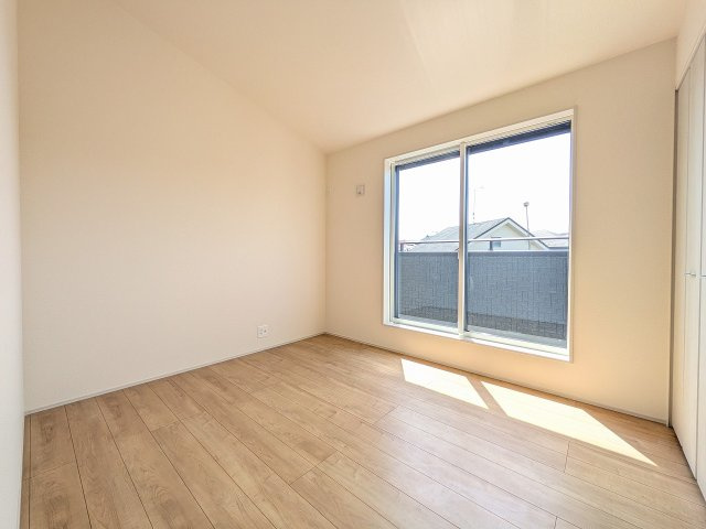八王子市　石川町　新築一戸建ての子供部屋|～バルコニーに面している5.25帖の洋室です～