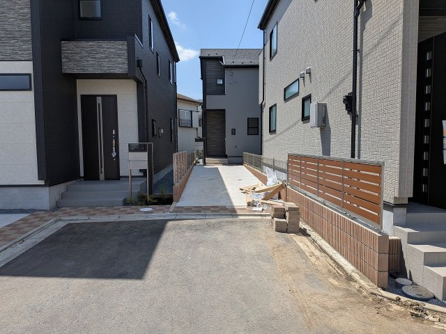 八王子市　石川町　新築一戸建ての前面道路含む現地写真|～北側5ｍ道路に面しています～