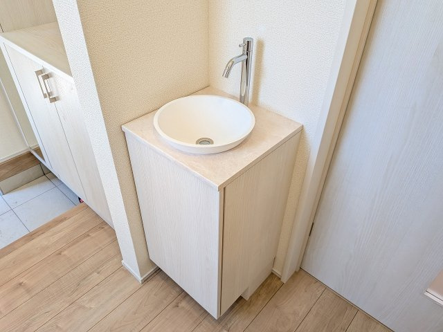 八王子市　石川町　新築一戸建ての設備|～玄関には、ただいま手洗いが叶う手洗い器を設置済～