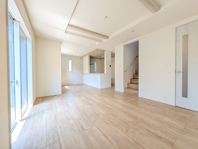 八王子市　石川町　新築一戸建ての居間・リビング|～19.0帖の明るいLDKで、家族団欒の時間をお過ごしいただけます～