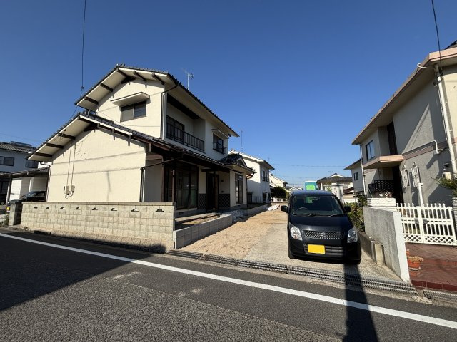 駅家町弥生ヶ丘10-255の前面道路含む現地写真
