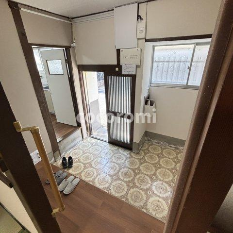 滝井西町３丁目貸家のエントランス