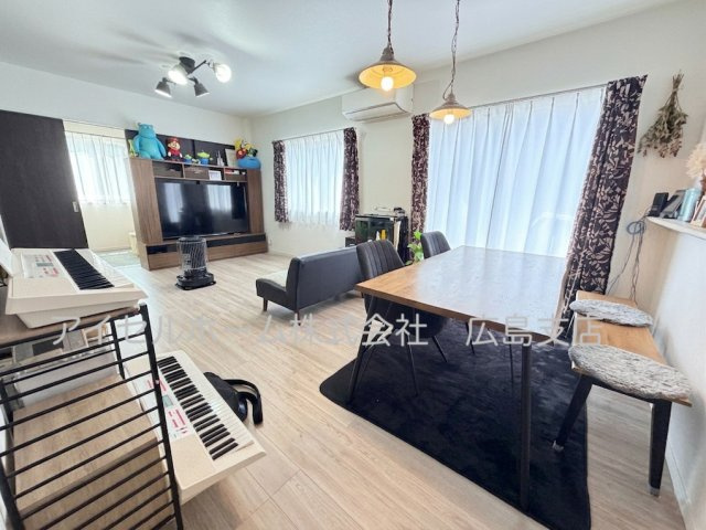 【居間・リビング】 | 【築5年！】熊野町中溝４丁目中古戸建て！ | キッチンからリビング・ダイニングエリアを全て見渡せる縦長の配置なので、小さなお子さんがいても安心ですね！