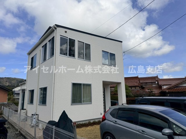 【外観】 | 【築5年！】熊野町中溝４丁目中古戸建て！ | 高く青い空のもとに始まる暮らし、広々とした空間が奏でる『贅』、過ごす時間がもたらしてくれる家族の笑顔、心地よい時間が流れる場所です。