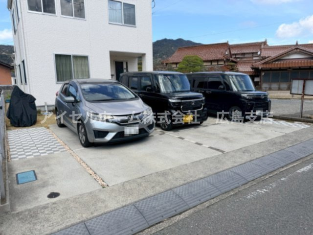 【駐車場】 | 【築5年！】熊野町中溝４丁目中古戸建て！ | 車をお持ちの方に嬉しい駐車場付きの物件です。車種により3台駐車可能な広々スペース。バイクや自転車スペースも確保。