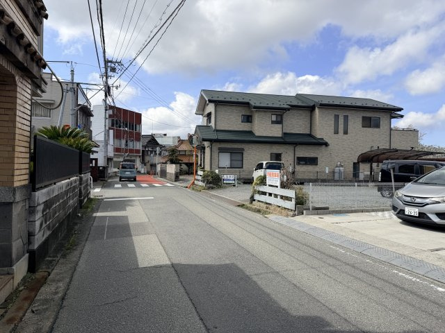 【前面道路含む現地写真】 | 【築5年！】熊野町中溝４丁目中古戸建て！ | 前面道路も駐車場エリアも広いので、駐車に困ることはほぼありません！