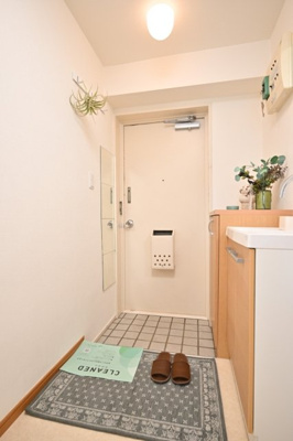 【玄関】 | 池田山スカイマンション | ※家具・小物はイメージです