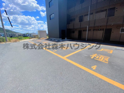 【駐車場】 | 　メゾン忍ケ丘 | 車をお持ちの方に嬉しい駐車場付きの物件です