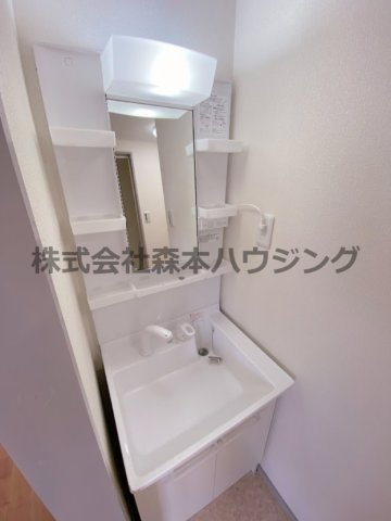 【独立洗面台】 | 　メゾン忍ケ丘 | 独立洗面台、小物を置くことができて便利です