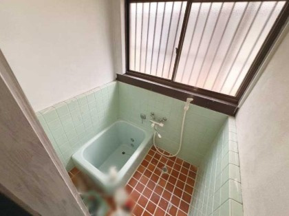 【解体更地渡し相談可】高知市佐々木町　中古一戸建ての浴室|レトロなタイルが可愛らしい、清潔感のある浴室