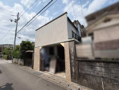 【解体更地渡し相談可】高知市佐々木町　中古一戸建ての前面道路含む現地写真|青空に映える明るい外装。前面道路もスッキリとした印象です