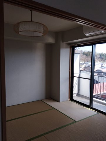 クレスト本町の和室