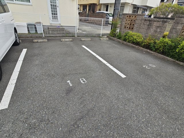 ファミールモノモリの駐車場
