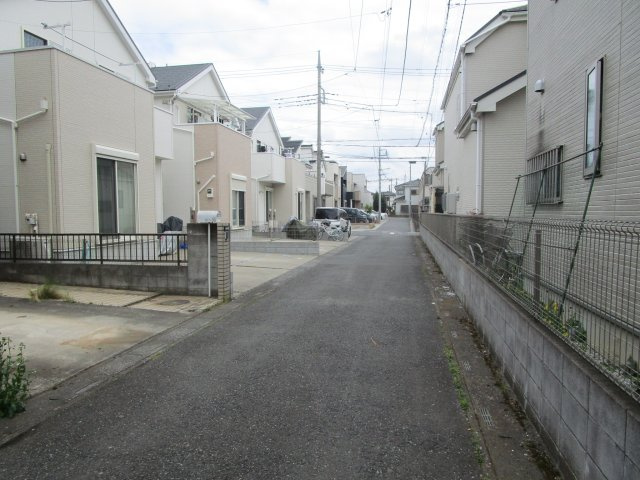 桶川市末広　中古戸建の前面道路含む現地写真