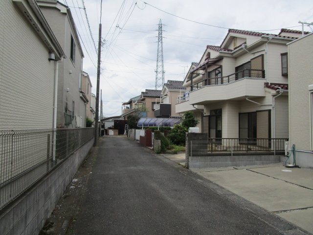 桶川市末広　中古戸建の前面道路含む現地写真