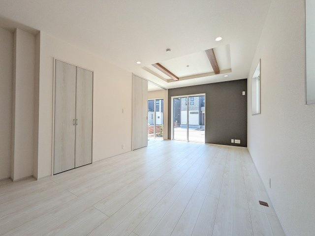 八王子市　石川町　新築一戸建ての居間・リビング|～16.75帖の明るいLDKで、家族団欒の時間をお過ごしいただけます～