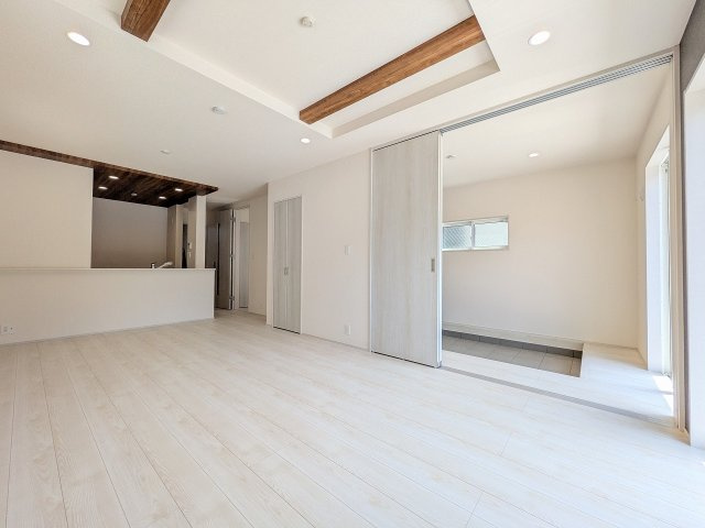 八王子市　石川町　新築一戸建ての居間・リビング|～16.75帖の明るいLDKで、家族団欒の時間をお過ごしいただけます～