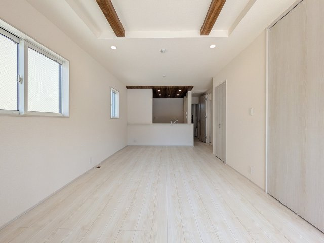八王子市　石川町　新築一戸建ての居間・リビング|～16.75帖の明るいLDKで、家族団欒の時間をお過ごしいただけます～
