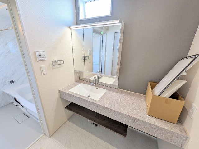 八王子市　石川町　新築一戸建ての脱衣所|～ワイドカウンタ―付きの造作洗面台　並んで身支度が可能です～