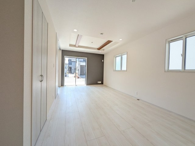 八王子市　石川町　新築一戸建ての居間・リビング|～16.75帖の明るいLDKで、家族団欒の時間をお過ごしいただけます～