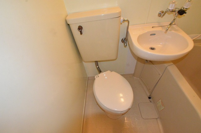 浴室内にトイレがあります☆