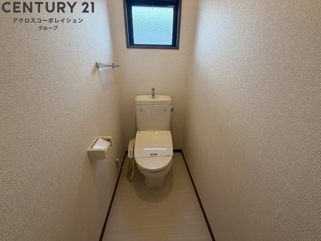 トイレに窓があり換気も楽々♪