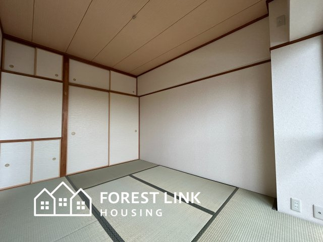 志紀マンションの和室|明るい光の入る、落ち着いた雰囲気の一部屋です。