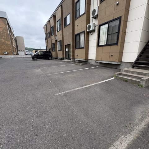 ベルシーヌ日の出の駐車場