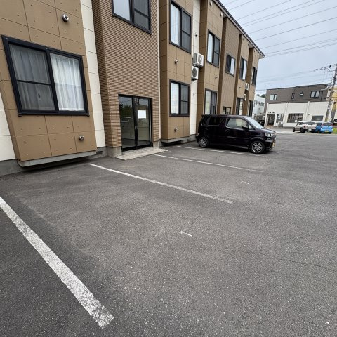 ベルシーヌ日の出の駐車場
