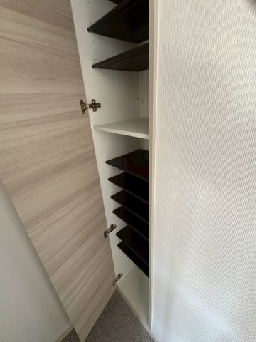 【収納】 | 今井町共同住宅(仮) | 玄関にあるシューズBOXは高さがあり沢山入ります。靴以外の収納も出来ます。