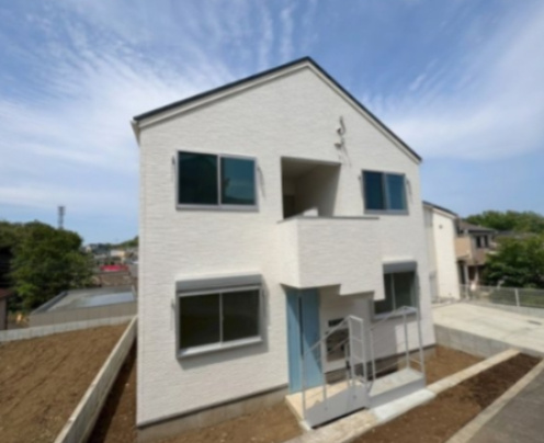 【外観】 | 今井町共同住宅(仮) | 敷地内左手前にはバイクスペース、右側には駐車場(軽自動車限定)