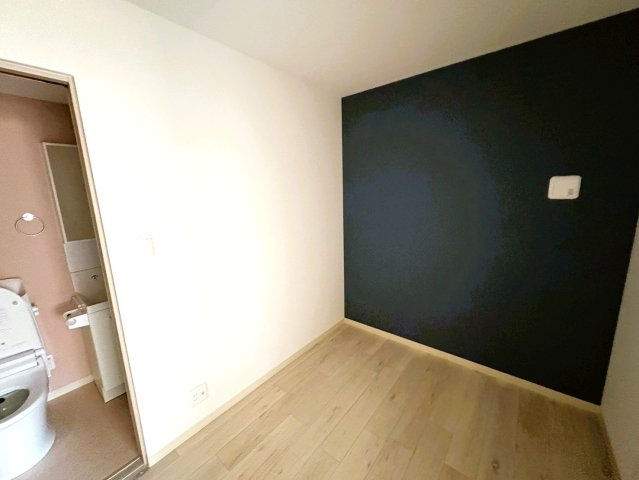 【洋室】 | 今井町共同住宅(仮) | ブルー系の壁紙がアクセントになっています。