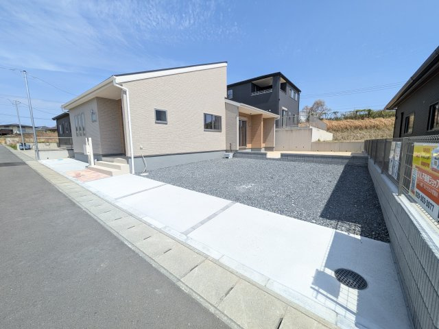 ひたちなか船窪　第2　新築戸建ての外観|現地完成済で建物も駐車場やお庭も全てご覧いただけます。
ご自身の目で街並みや敷地の広さ、陽当たりをご確認ください。