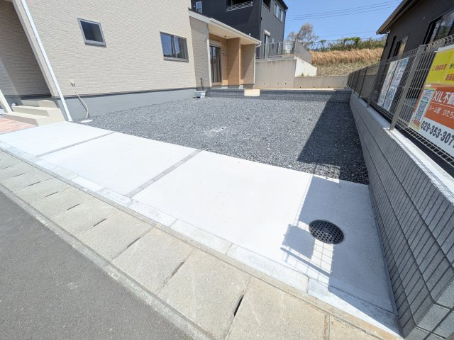 ひたちなか船窪　第2　新築戸建ての駐車場|駐車は3台以上可能です♪
現地案内会開催中です！ 平日のご見学も可能です。 お気軽にお問い合わせください♪ 【リアライズ不動産】 0297-86-8370まで♪