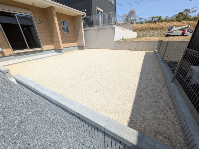 ひたちなか船窪　第2　新築戸建ての庭|リビングに明るい光を届ける南庭。
お子様の遊び場やペットのスペースとしても最適です。
室内外で心地よい暮らしが叶います。