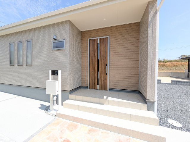 ひたちなか船窪　第2　新築戸建ての玄関|日当たりや広さを現地で体感してください。理想のガーデニングや家庭菜園を始めてみませんか。